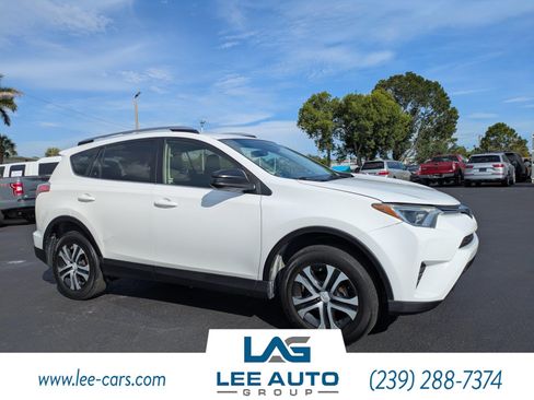 Used 2018 Toyota RAV4 LE FWD image 1