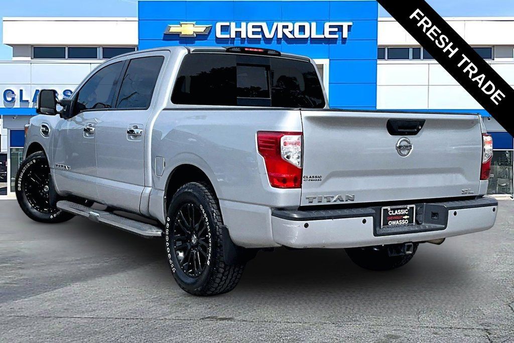 Used 2017 Nissan Titan SL w/ SL Towing Convenience Package RWD image 3