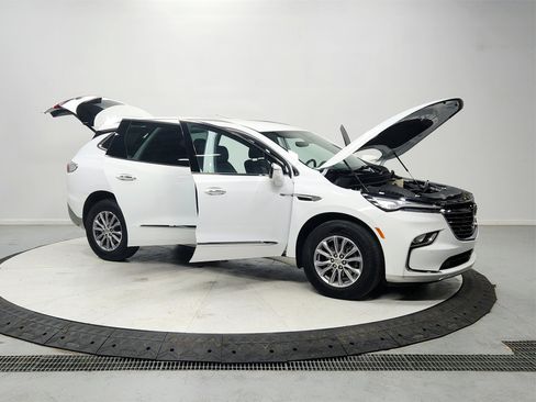 Used 2024 Buick Enclave Premium image 9