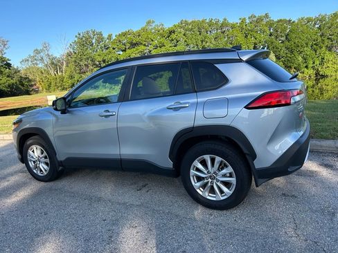 Used 2025 Toyota Corolla Cross LE image 3