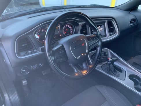 Used 2022 Dodge Challenger SXT image 9