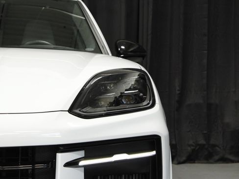 Used 2025 Porsche Cayenne GTS AWD/4WD image 21