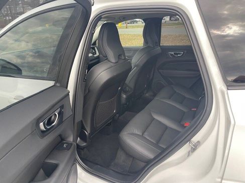 Used 2025 Volvo XC60 B5 Plus image 8