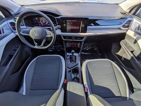 New 2026 Volkswagen Taos SE image 3