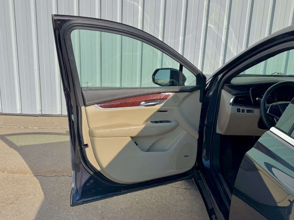 Used 2018 Cadillac XT5 Luxury w/ Driver Awareness Package AWD/4WD image 14