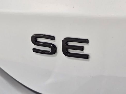 New 2026 Volkswagen Taos SE FWD image 6