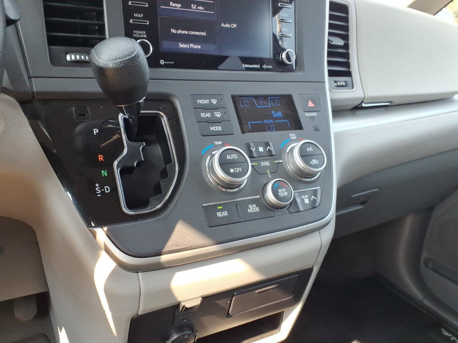 Used 2020 Toyota Sienna LE w/ LE Preferred Package FWD image 18