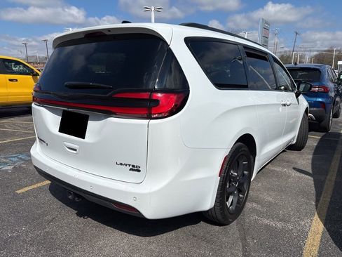 Used 2023 Chrysler Pacifica Limited w/ Uconnect Theater Family Group image 4