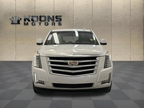 Used 2018 Cadillac Escalade Luxury RWD image 3