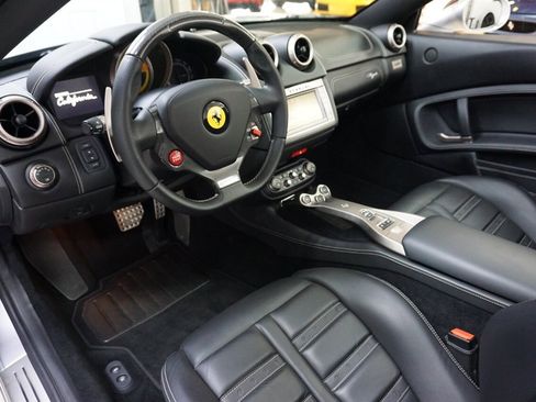 Used 2011 Ferrari California image 2