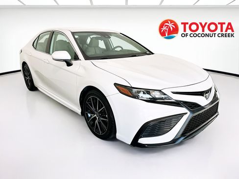 Used 2023 Toyota Camry SE FWD image 1