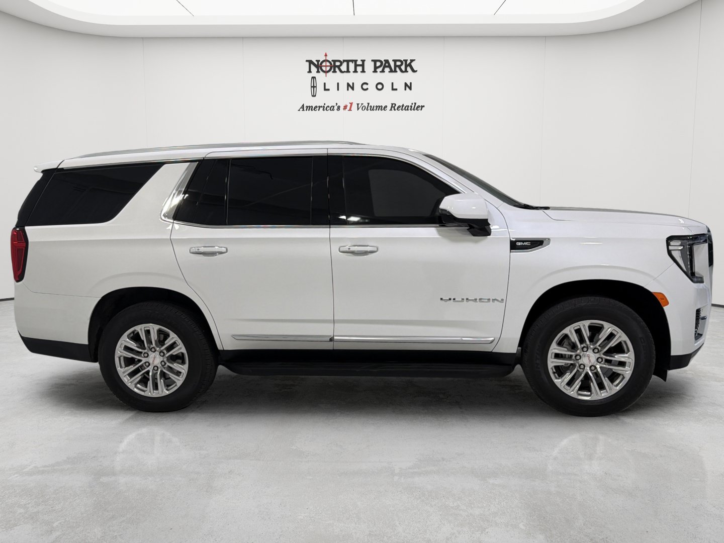 Used 2023 GMC Yukon SLT w/ SLT Premium Package AWD/4WD image 6
