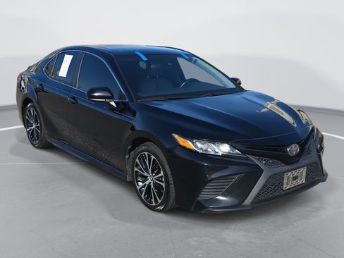 Used 2018 Toyota Camry SE image 3