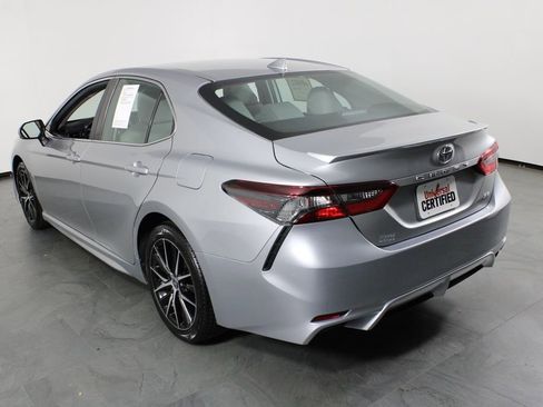 Used 2023 Toyota Camry SE image 3