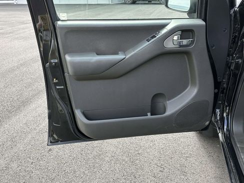 Used 2014 Nissan Frontier SV image 5