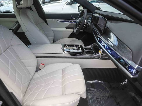 Used 2025 BMW 760i xDrive w/ Luxury Rear Seating Package image 13