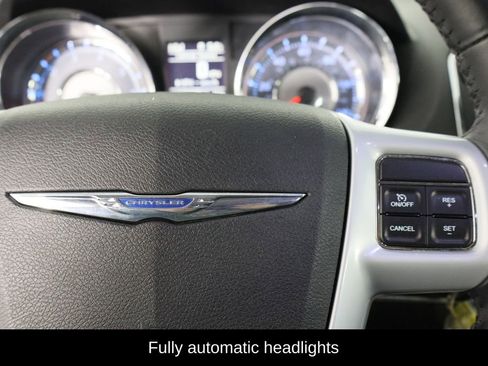 Used 2014 Chrysler Town & Country Touring image 10
