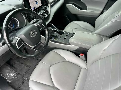 Used 2023 Toyota Highlander XLE AWD/4WD image 10
