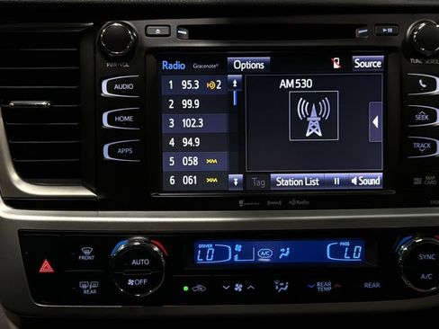 Used 2019 Toyota Highlander XLE AWD/4WD image 30