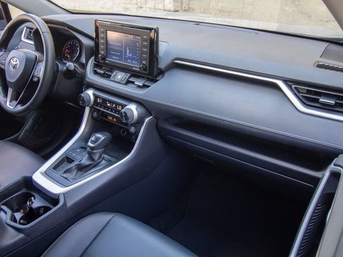 Used 2020 Toyota RAV4 XLE Premium FWD image 22