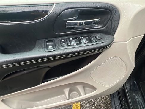 Used 2017 Dodge Grand Caravan SXT image 22