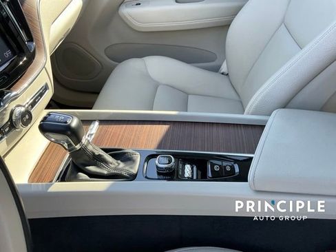 Used 2021 Volvo XC60 T5 Momentum w/ Premium Package image 17