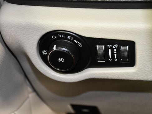 Used 2019 Chrysler Pacifica Touring-L FWD image 33