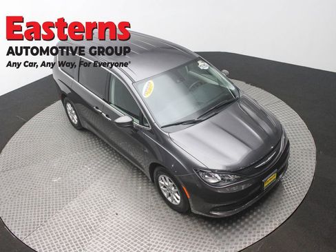 Used 2023 Chrysler Voyager LX image 3