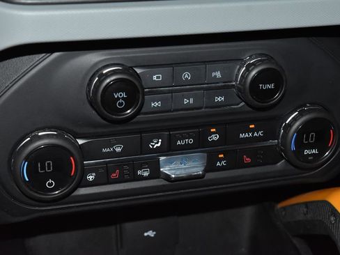 Used 2023 Ford Bronco Badlands image 12