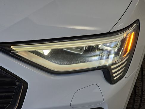 Used 2022 Audi e-tron Premium Plus w/ Premium Plus Package image 32