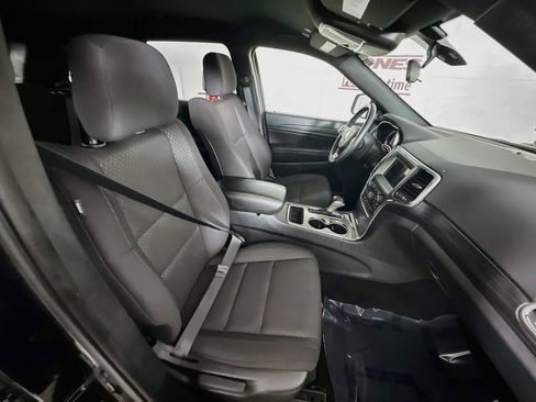 Used 2021 Jeep Grand Cherokee Laredo AWD/4WD image 29
