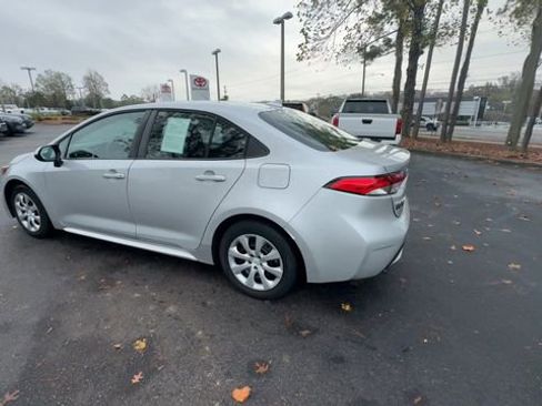 Used 2022 Toyota Corolla LE image 11