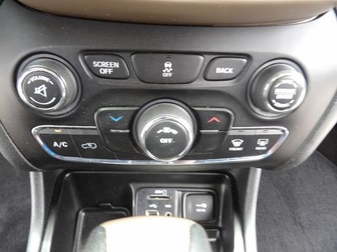 Used 2017 Jeep Cherokee Latitude FWD image 21