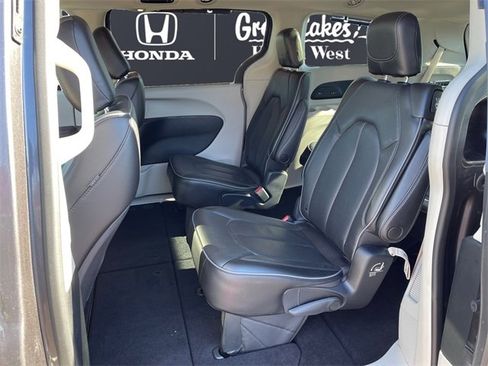 Used 2019 Chrysler Pacifica Limited image 13