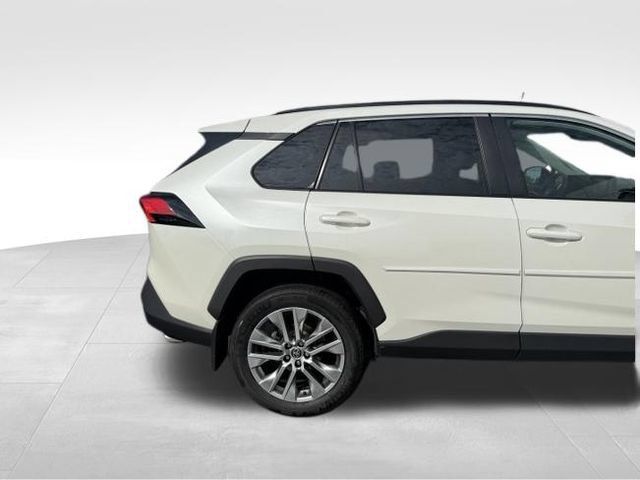 Used 2022 Toyota RAV4 XLE Premium AWD/4WD image 4