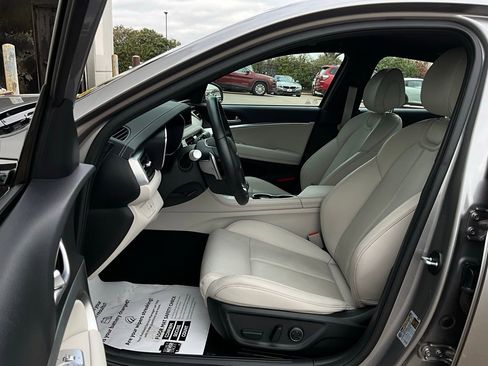 Used 2025 Genesis G70 2.5T image 10