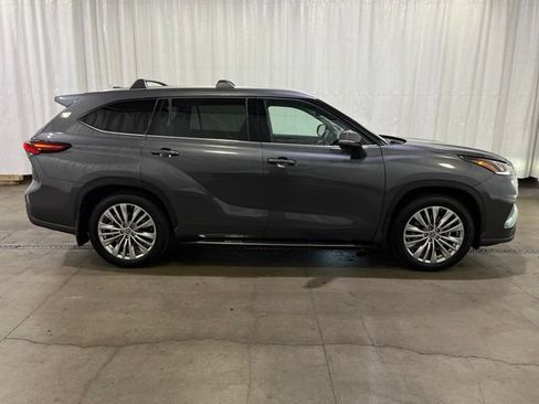 Certified 2025 Toyota Highlander Platinum AWD/4WD image 3