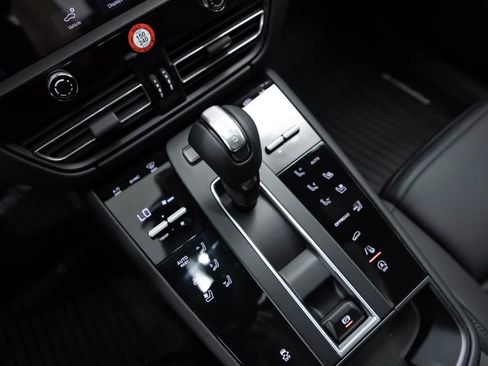 Certified 2026 Porsche Macan AWD/4WD image 27
