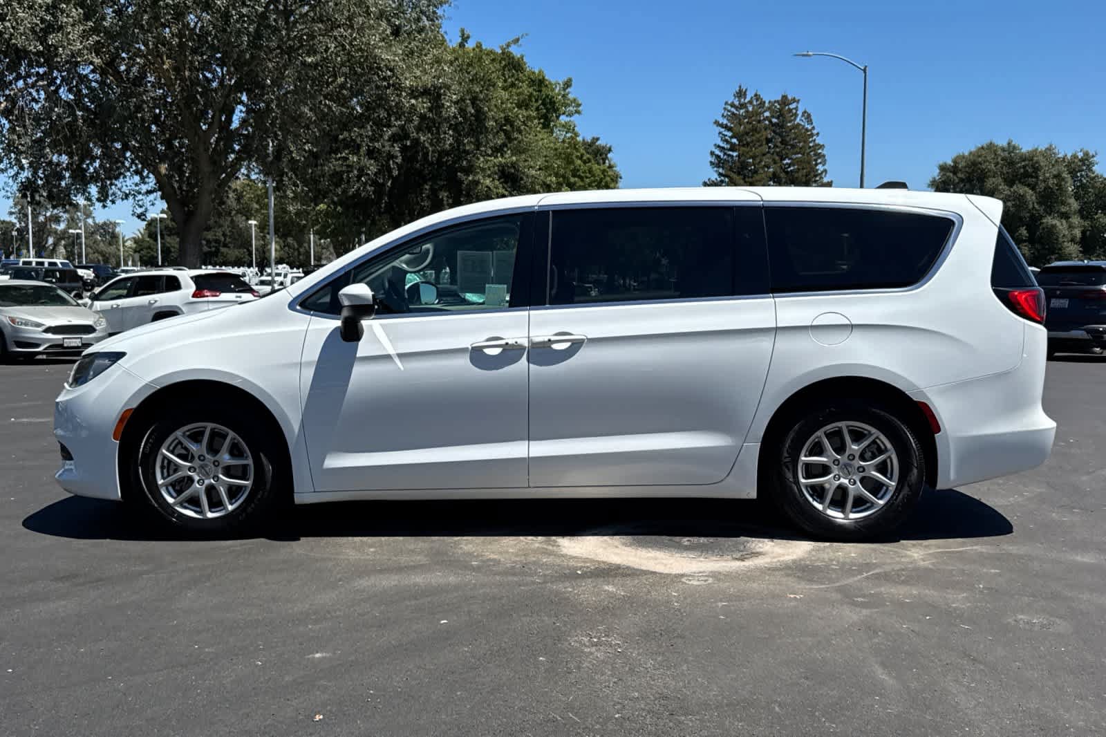 Used 2023 Chrysler Voyager LX FWD image 5