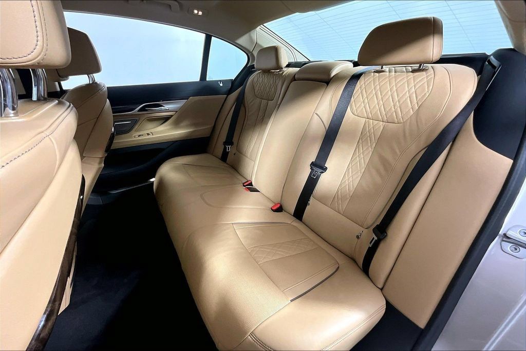 Used 2022 BMW 750i xDrive AWD/4WD image 26