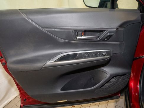 Used 2022 Toyota Venza XLE image 11