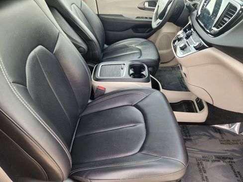 Used 2024 Chrysler Pacifica Touring-L image 15