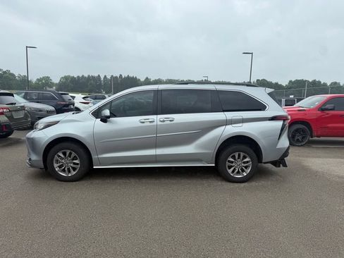 Used 2022 Toyota Sienna XLE FWD image 9