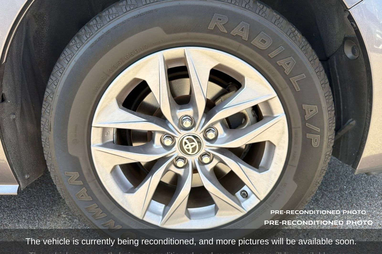 Used 2024 Toyota Sienna XLE FWD image 11