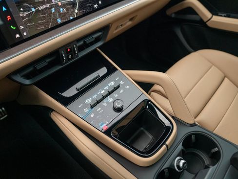 Certified 2026 Porsche Cayenne AWD/4WD image 20