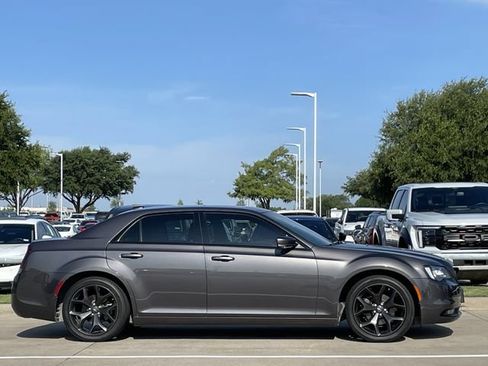 Used 2022 Chrysler 300 S w/ Comfort Group RWD image 3