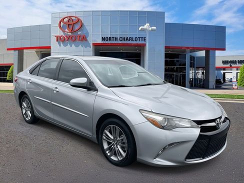 Used 2016 Toyota Camry SE image 1