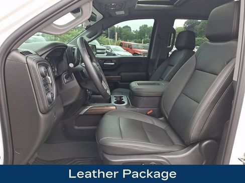 Used 2021 Chevrolet Silverado 1500 LT Trail Boss w/ Convenience Package II AWD/4WD image 2