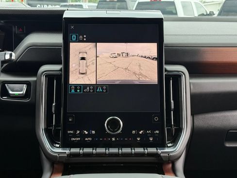 Used 2025 GMC Yukon Denali w/ Sun & Power Step Package AWD/4WD image 43