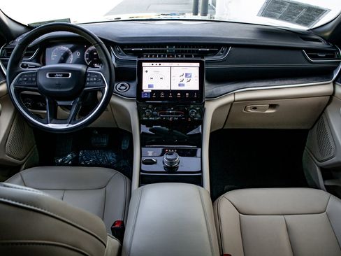 Used 2024 Jeep Grand Cherokee Limited AWD/4WD image 21